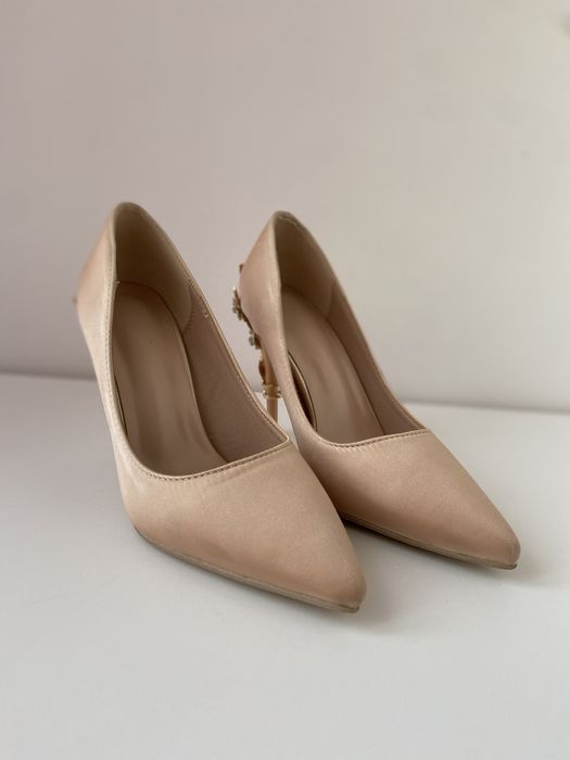 Pantofi stiletto roz champagne cu detalii florale