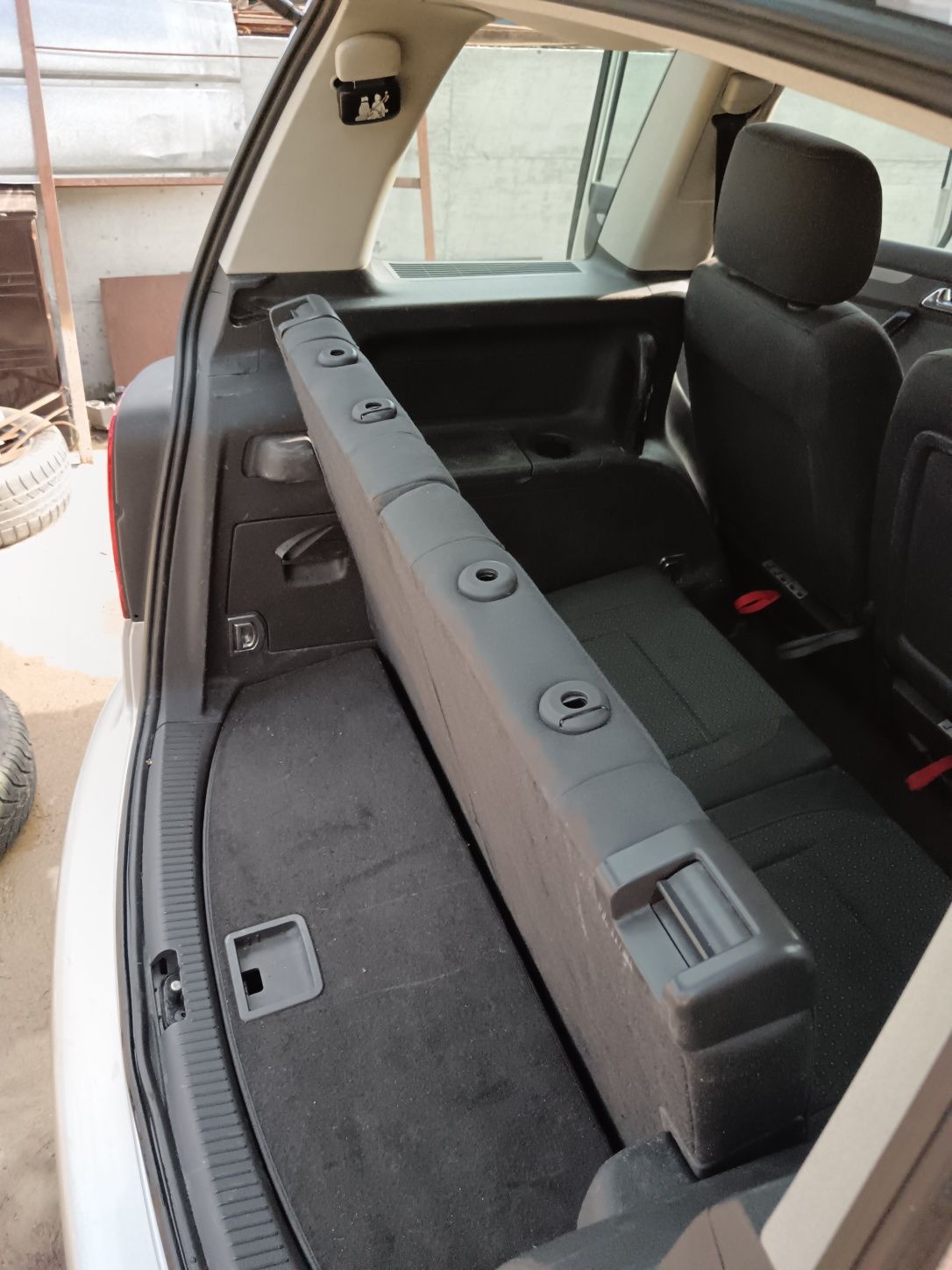 Продавам  VW-Туран седем местен, нов внос.