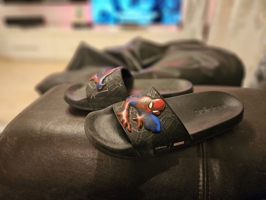 Vând papuci adidas de Copii