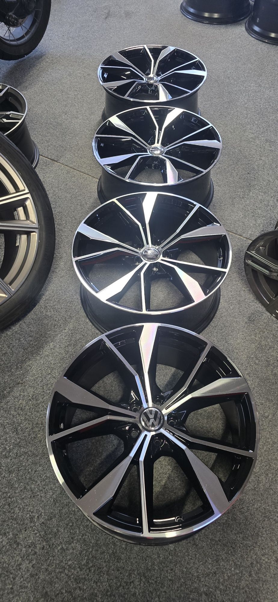 Оригинални джанти Фолксваген Шкода 20 цола / гуми 255 40 20 Pirelli