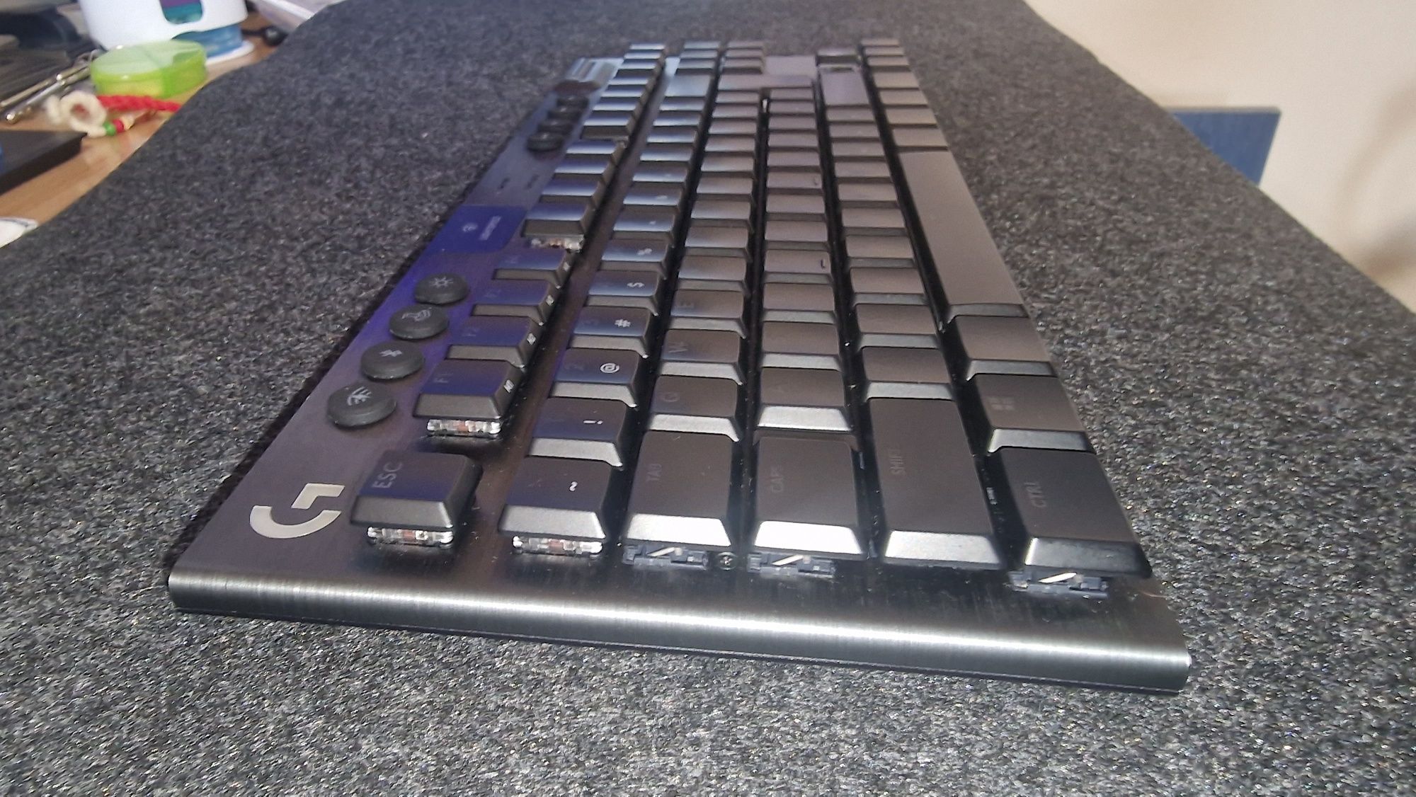 Продавам клавиатура Logitech G915 TKL