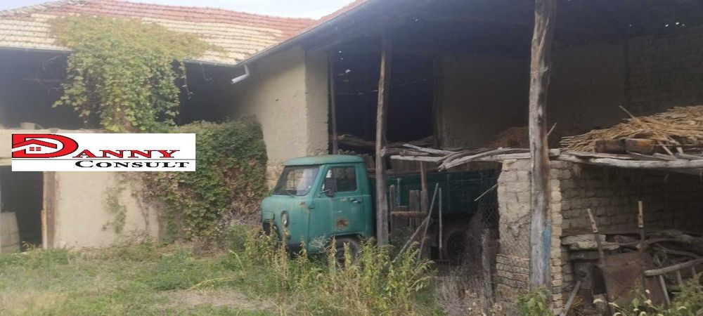 Двуетажна къща с двор и кладенец в с. Иванча
