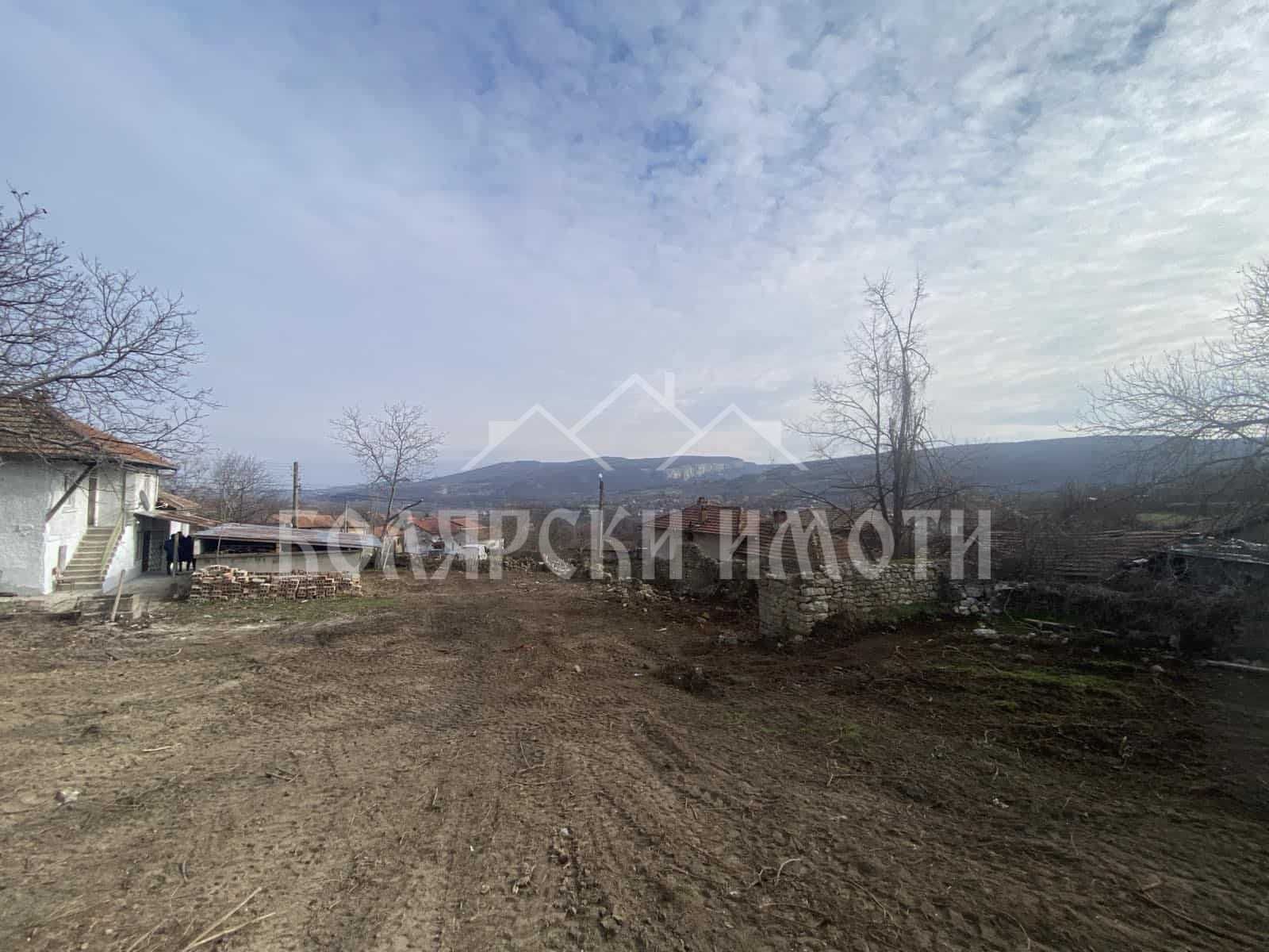 Къща с невероятна панорама в с. Самоводене