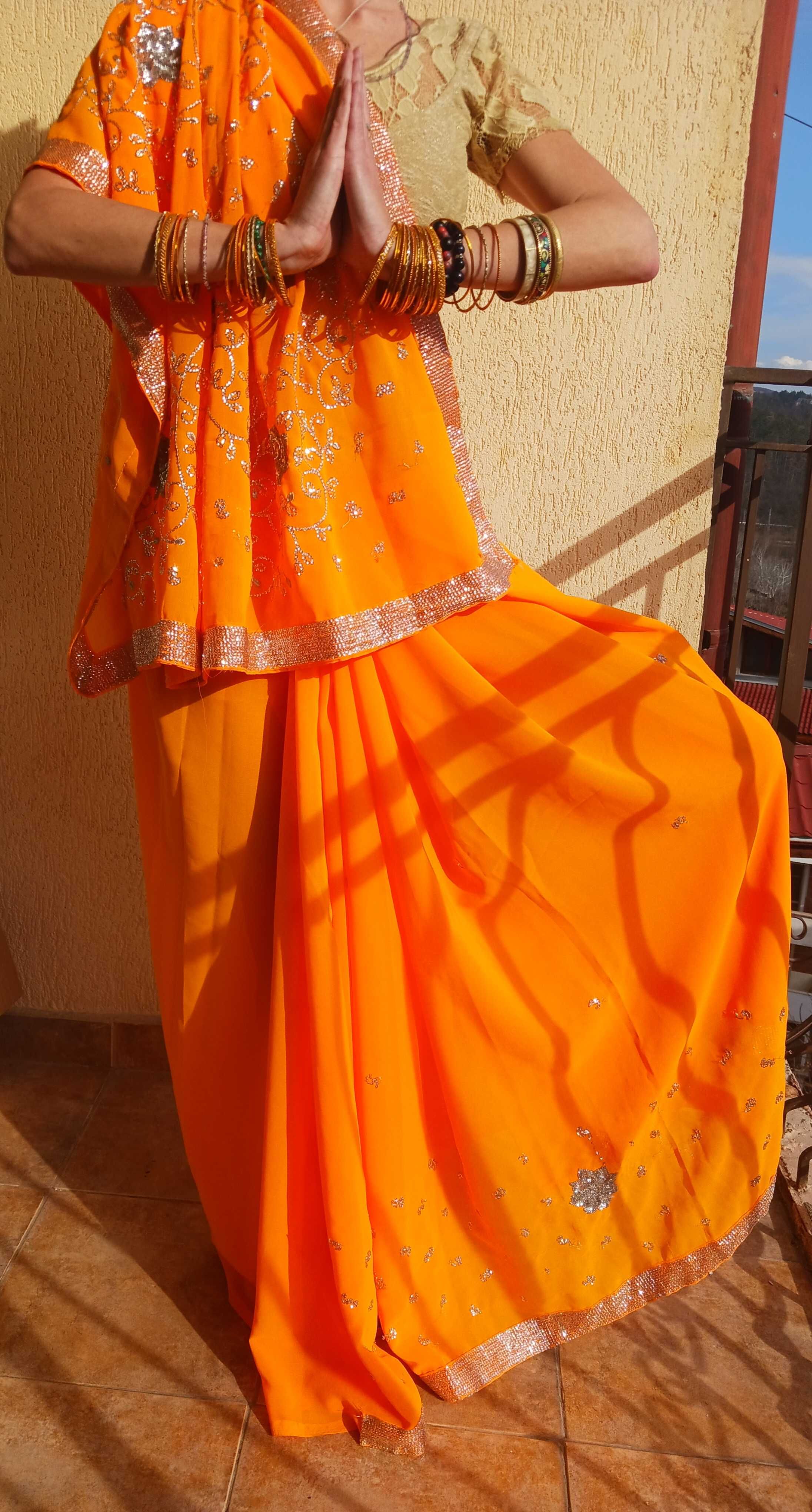 Индийски сарита оранжево и червено