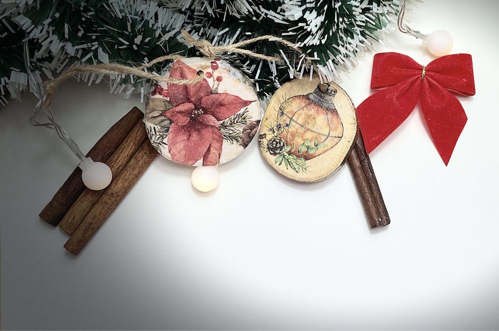 Коледни играчки и магнити за хладилник от дърво с декупаж