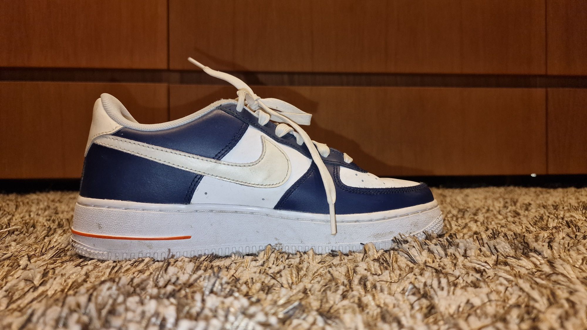 Продавам Nike airforce 1 limited edition.