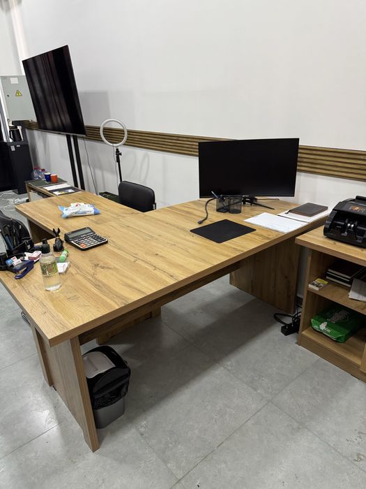 Продается офисный комллект мебели стол шкаф тумбочка