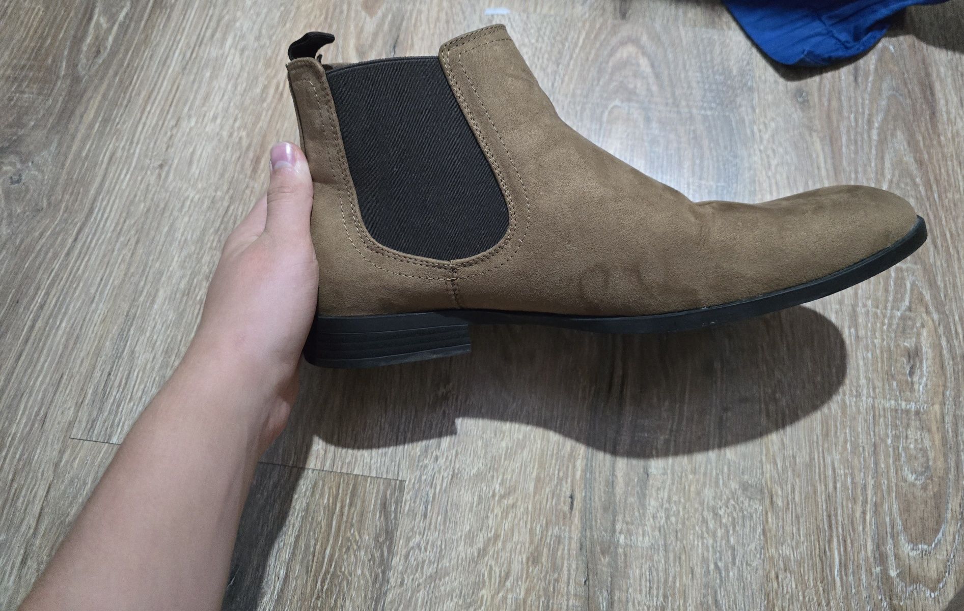 Vând ghete de piele întoarsă