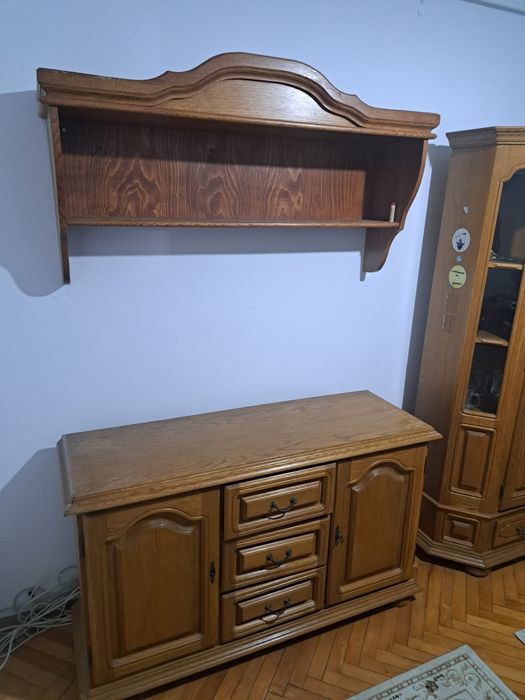 Mobilier vechi, comodă plus raft