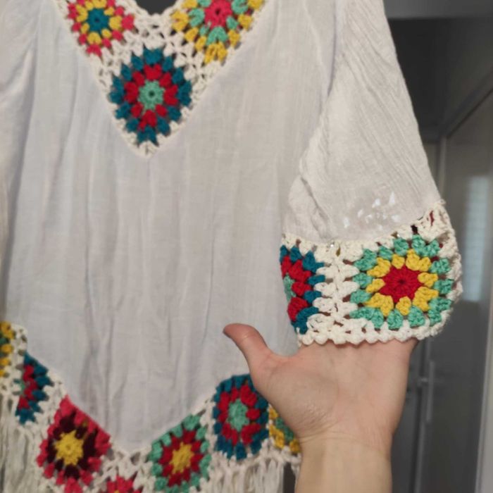 Ефирна плажна рокля с ръчно плетени елементи