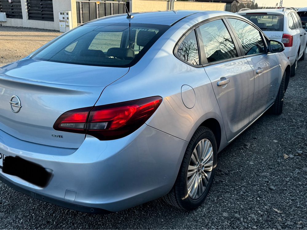 Vand Opel Astra berlina 2014