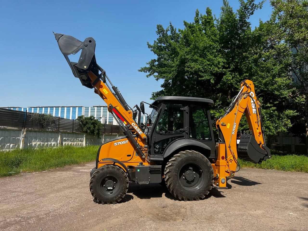 CASE 570SV Ekskavator-pogruzchik