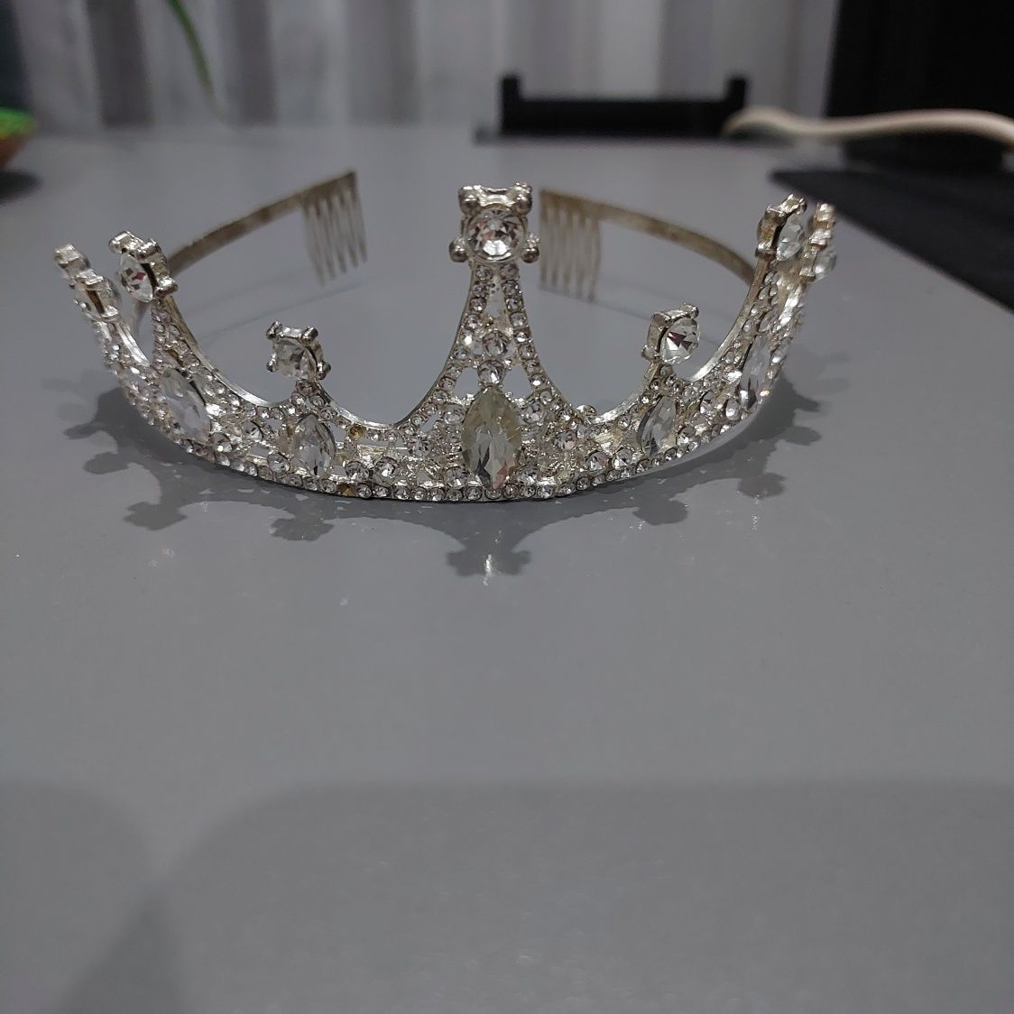 Карона сделана из металла