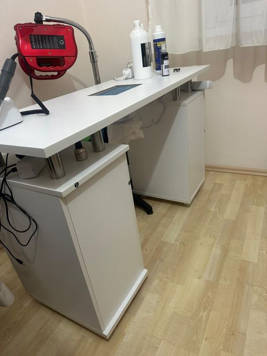 Masa de manichiura cu colector de praf incorporat