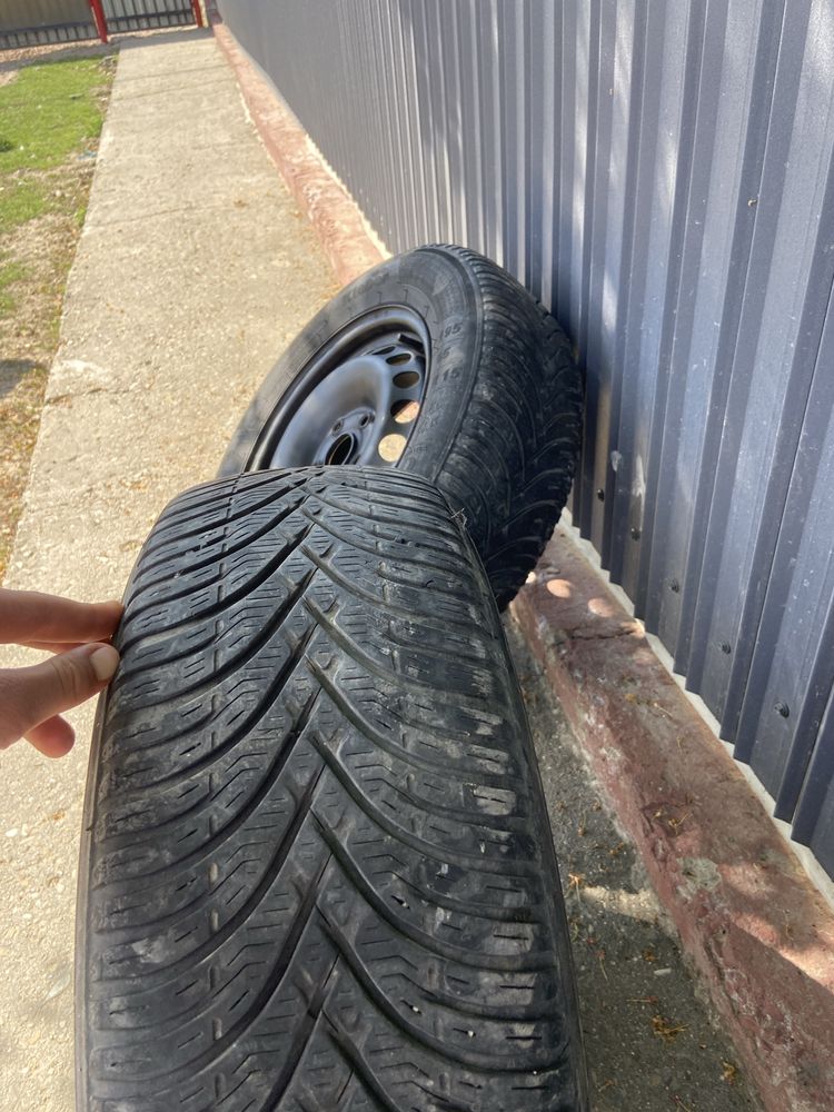 Vând jante 195/65 R15 cu anvelope de iarnă