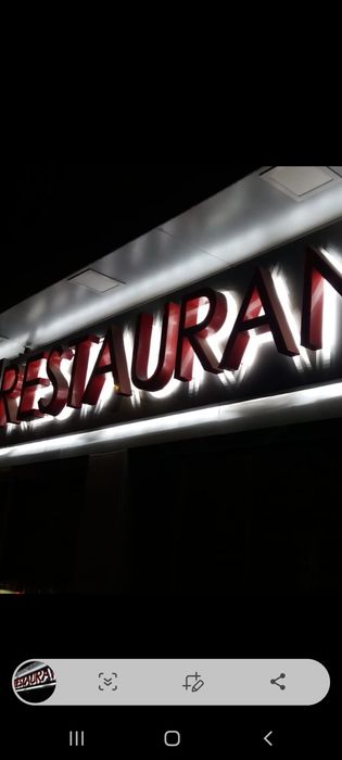 Продавам светеща реклама с надпис ресторант на английски език