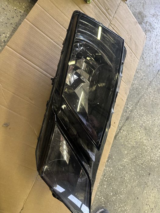 Skoda Octavia ляв фар 17-20г ОЕМ пукнато стъкло