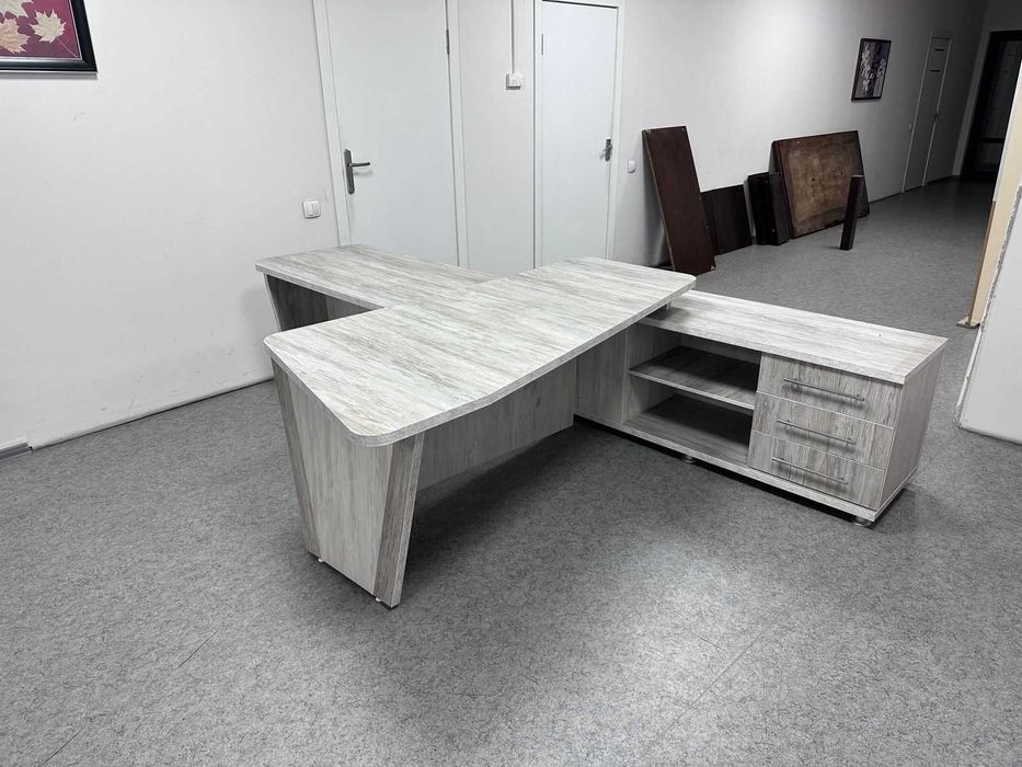 Продам стол для руководителя срочно