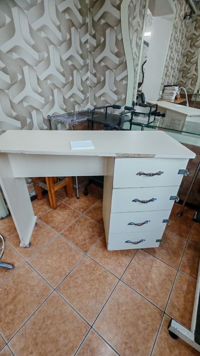 Ishlatilgan stol. Ta'mirlash kerak. Iltimos, narxini ayting. Olib keti