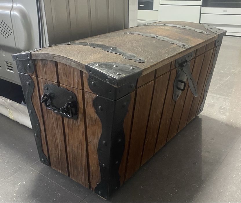 Дървен сандък с метален обков