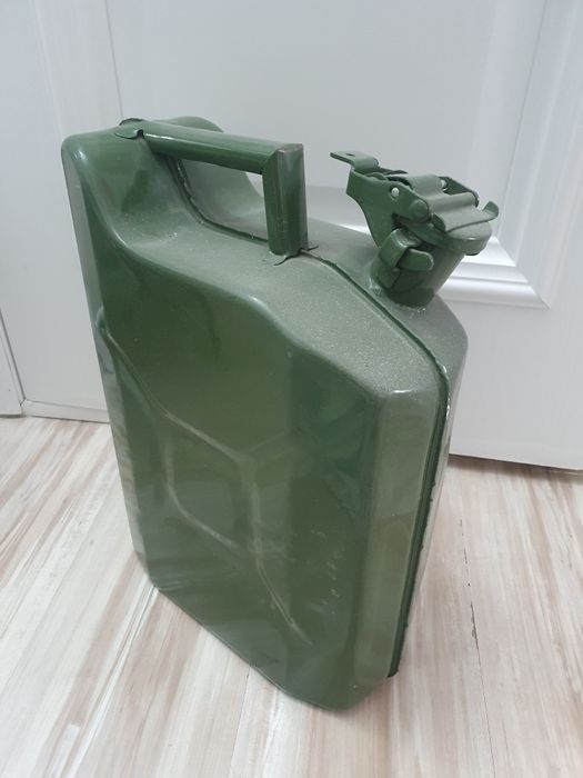 Продам железный канистр 10л