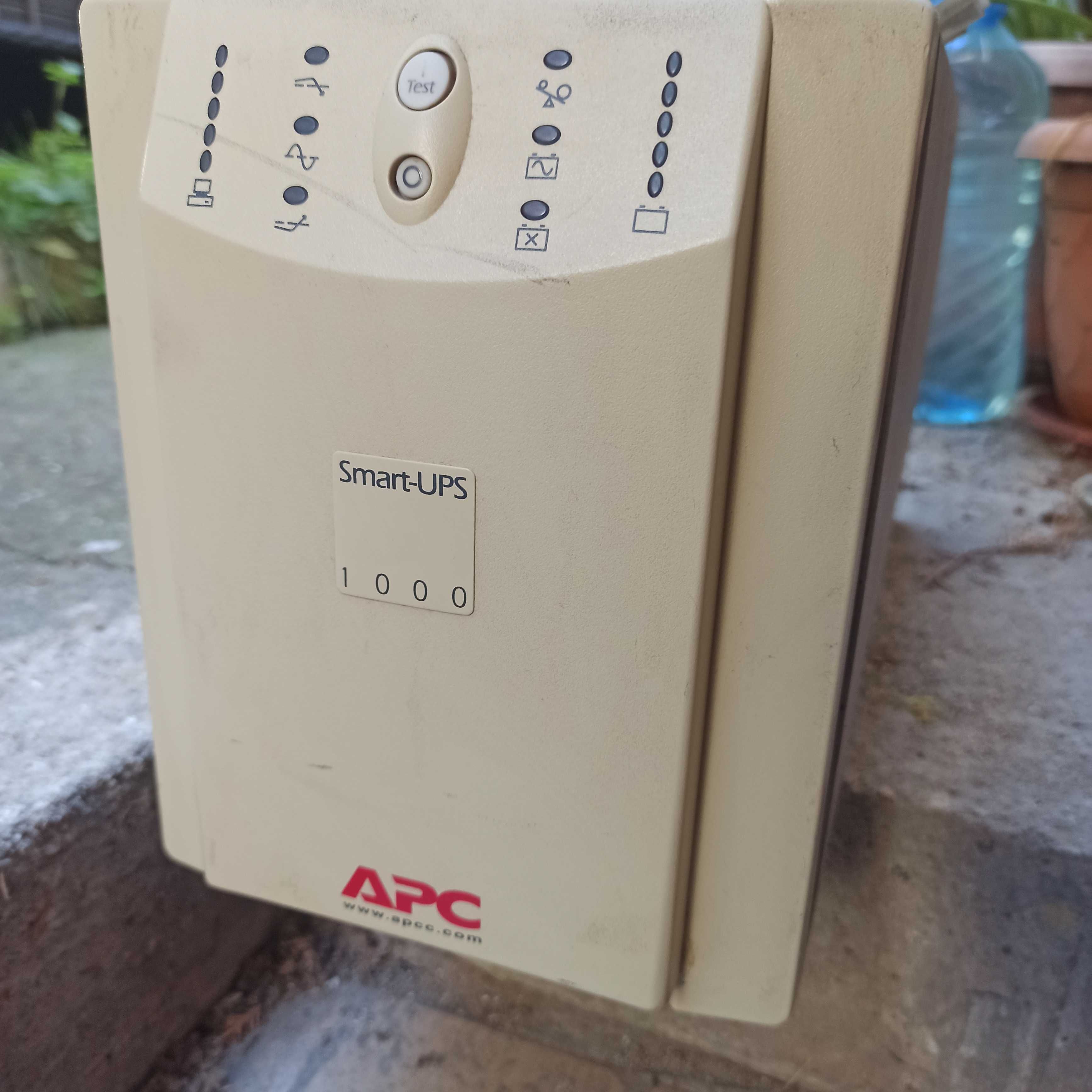 Непрекъсваемо захранване UPS APC 1000 smart
