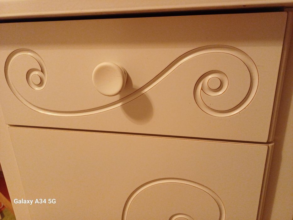 Birou modern din mdf alb, model deosebit, întreținut excelent