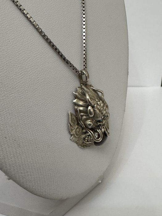 Pandantiv amuleta, dragon. Argint 925 cu lant. Granat si turcoaze