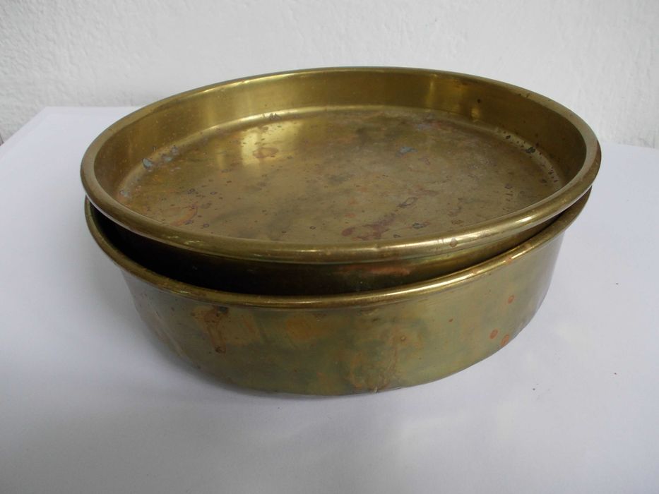 vas vechi din alama cu capac