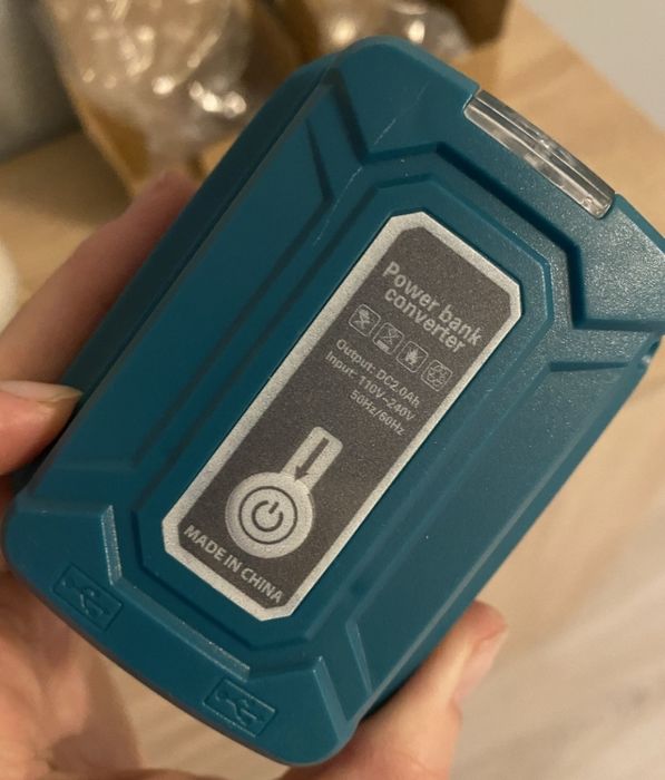 Adaptor cu lanterna si 2 porturi usb compatibil cu acumularori Makita