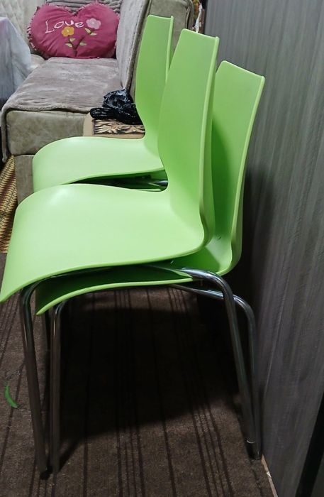 Срочно продаю стол и 4 стулья