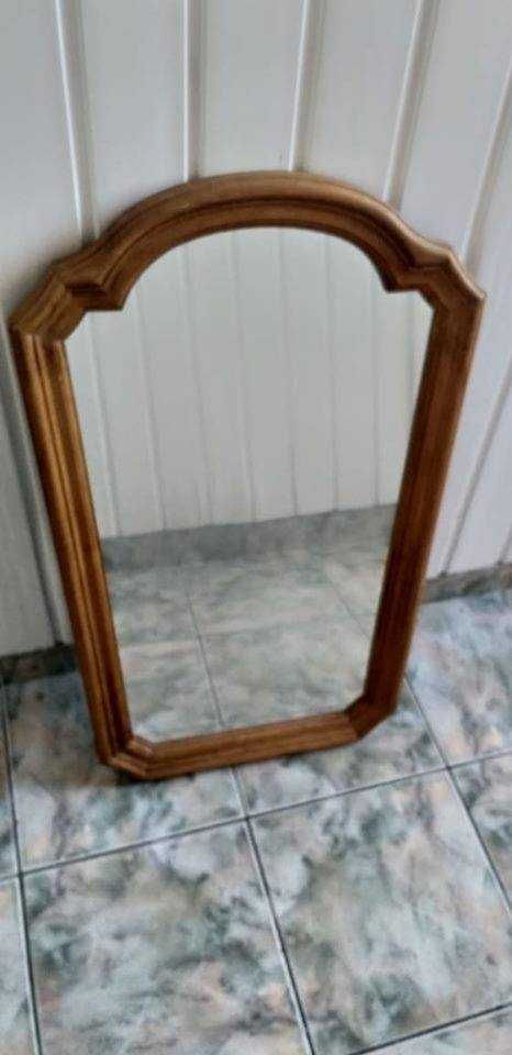 Oglinda cu rama de lemn