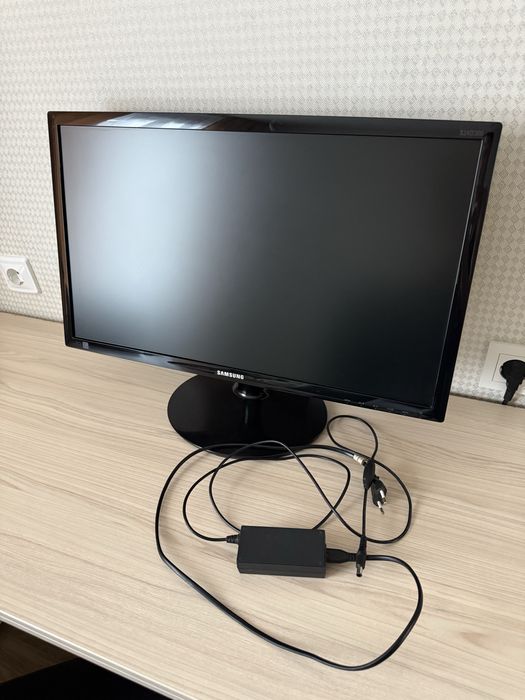 Продам монитор Samsung S24D300H