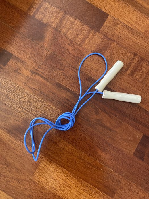 Продам скакалку длиной 220 см в хорошем состоянии