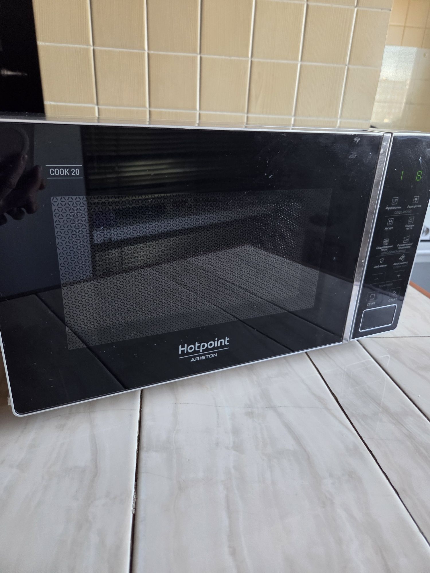 Микроволновка Hotpoint Ariston