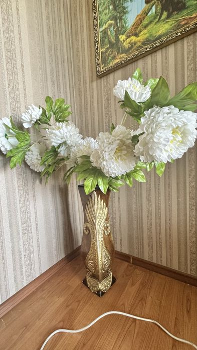 Продам вазу с цветами,  высота вазы 60 см