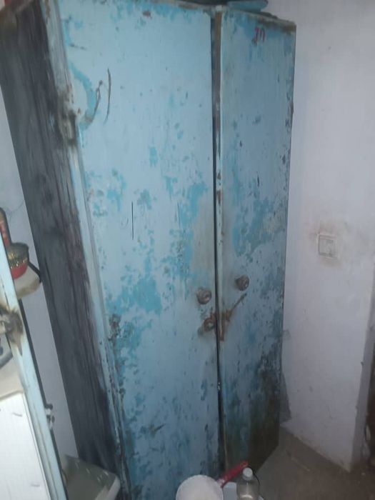 Железный шкаф для инструментов