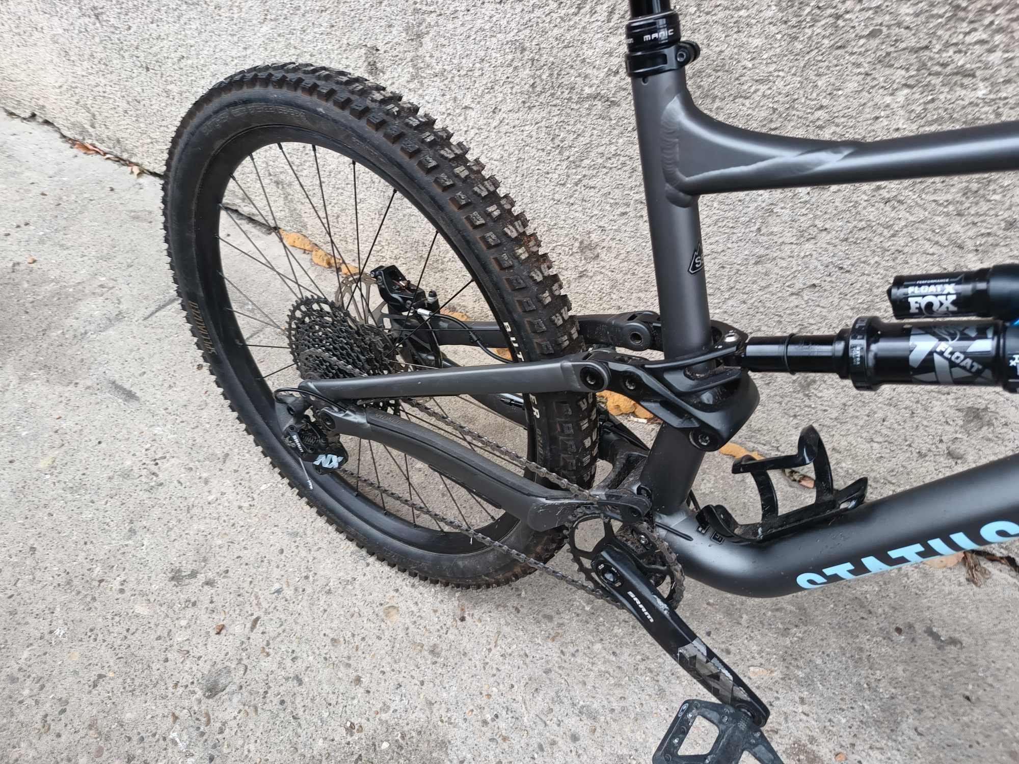 Două biciclete Specialized Status și Trek Slash
