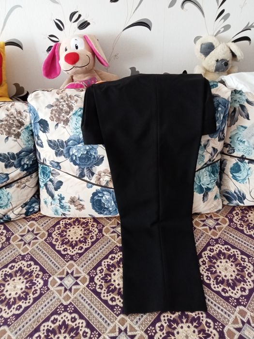 Vând pantalonii de stofă Negri, 2 perechi 82 cm talie 100 cm lungime