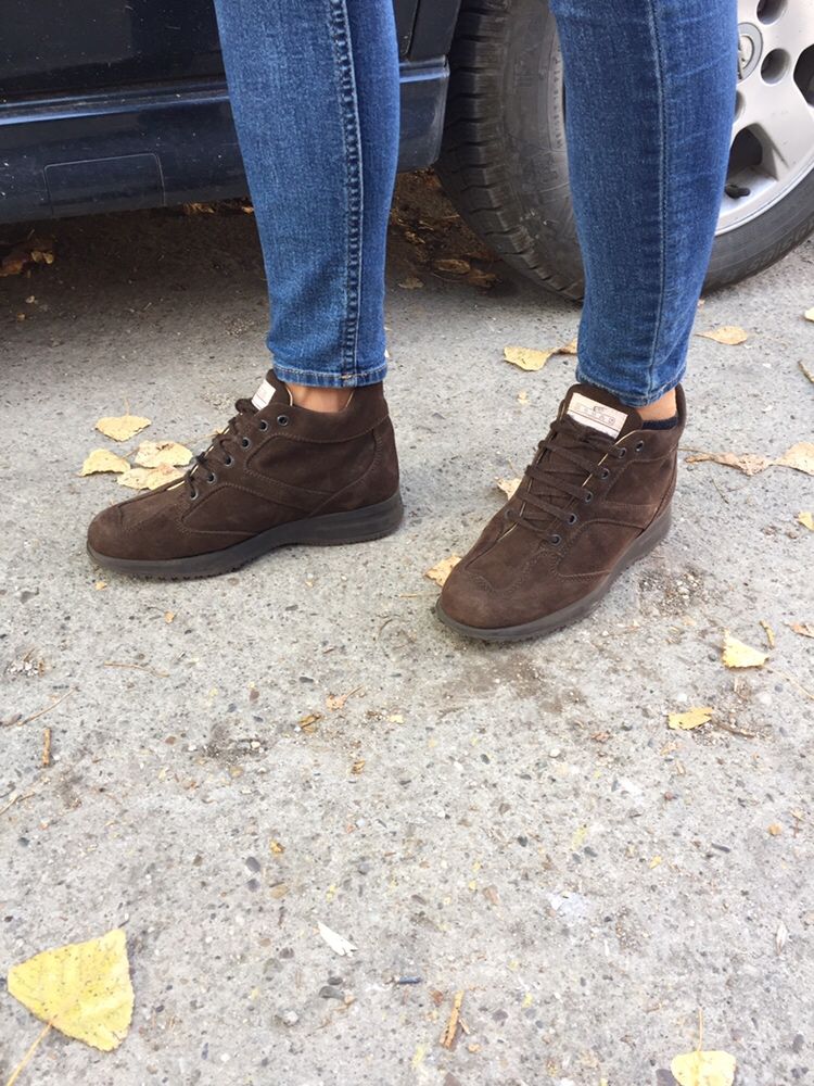 Ocazie!Ghetute piele intoarsa HOGAN nr 37,5