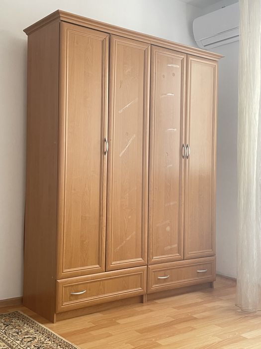 Шкаф и двуспальная кровать без матрасса