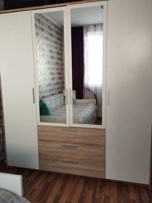 Гардероб четирикрилен с огледало.