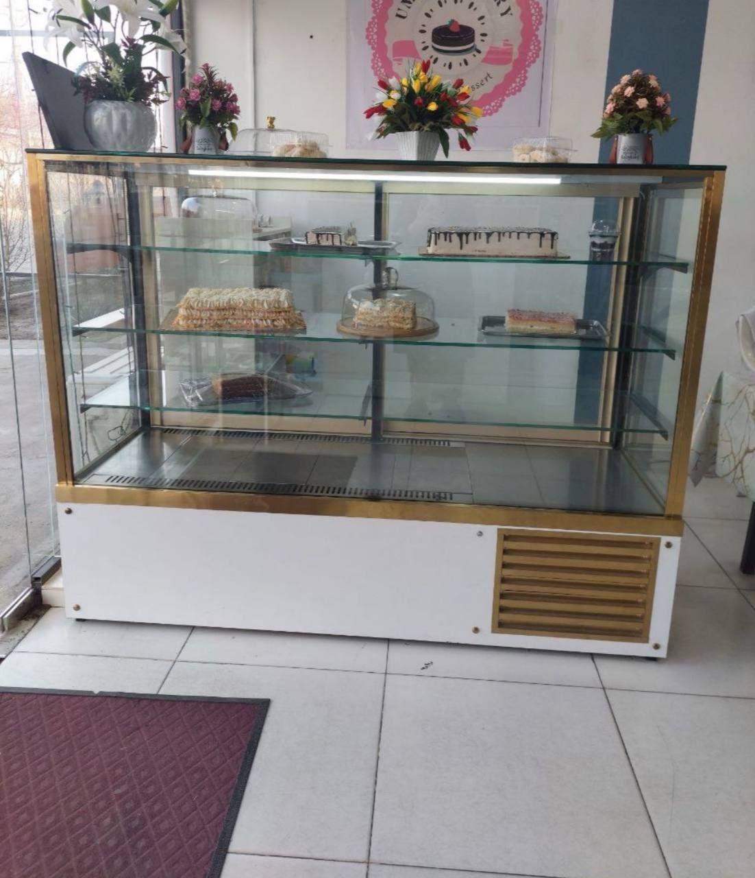 Продается витринный холодилник