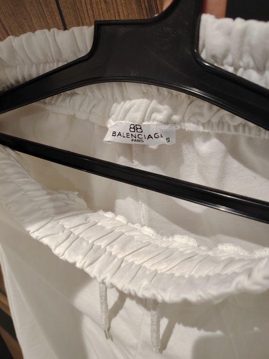 Яке Only, анцунг Balenciaga, блуза Reserved