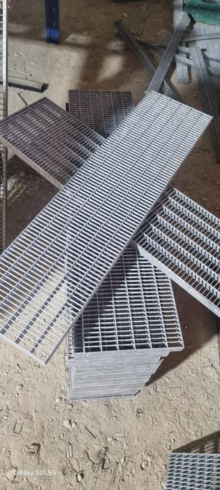 Vând Trepte zincate galvanizate la orice demisiune asiguram transport