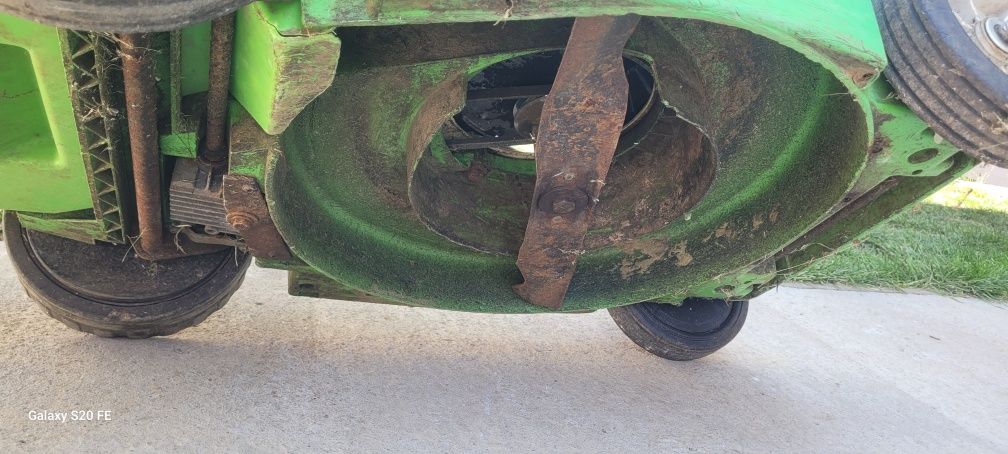Mașina de tuns iarba viking mb455