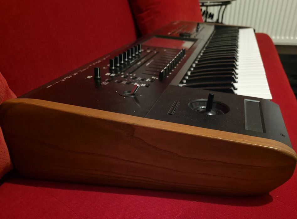 Vând Korg Kronos 2