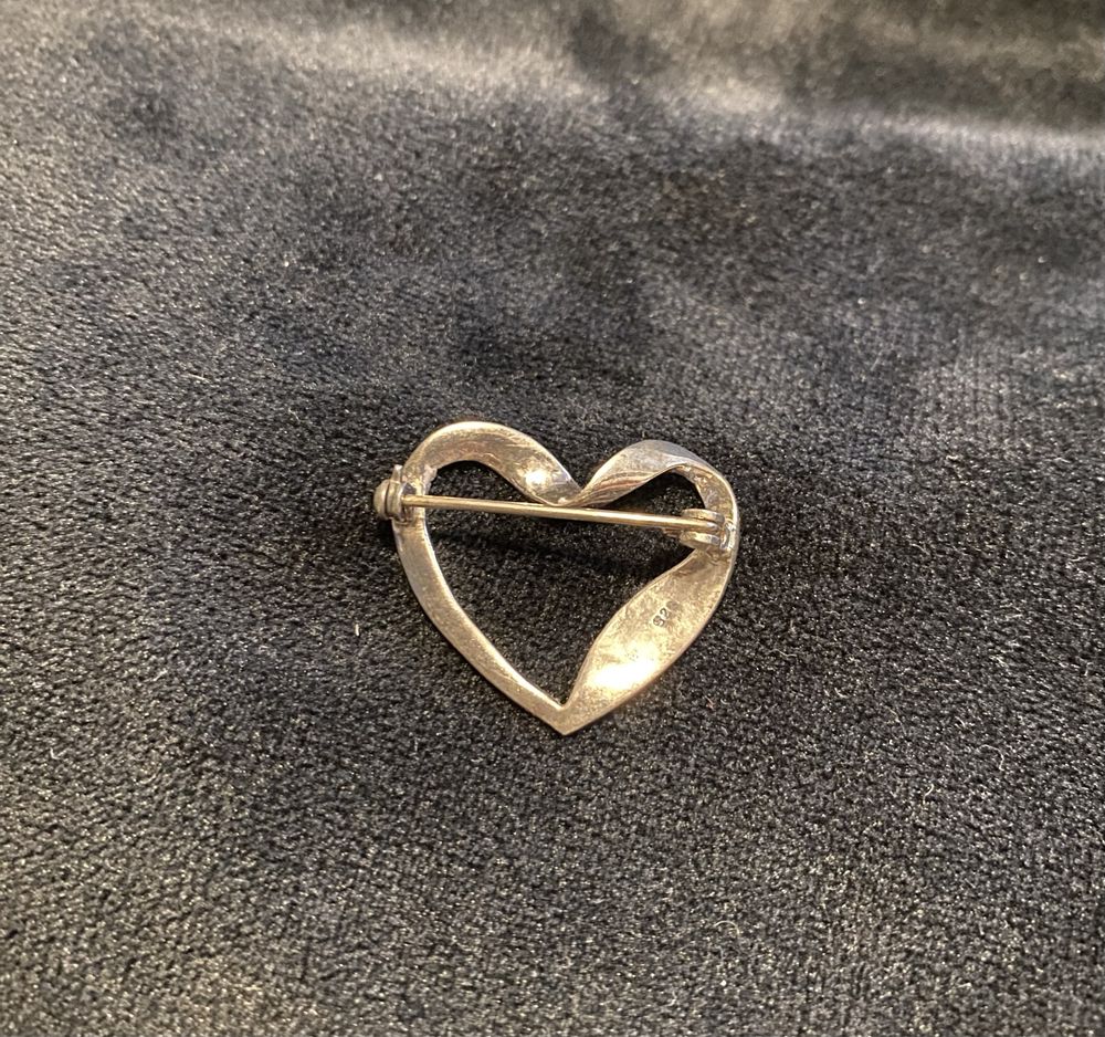 Brosa argint in forma de inima cu pietricele