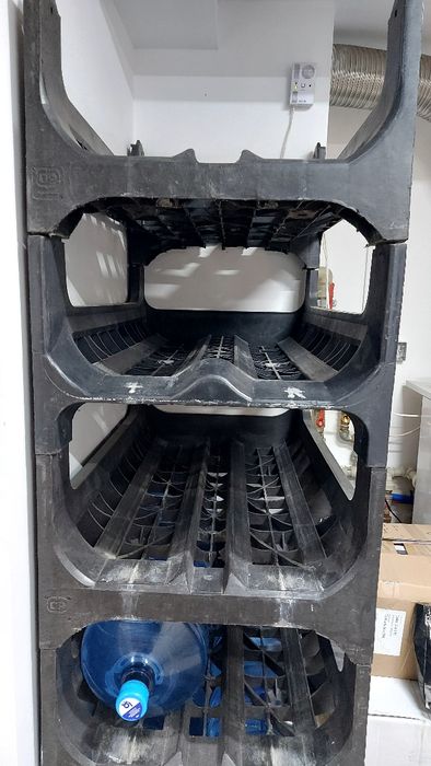 Vând suport / rastel pentru bidoane de apa 20l + 6 bidoane pline noi