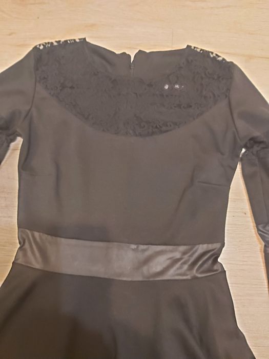 Красива рокля с дантела и кожа